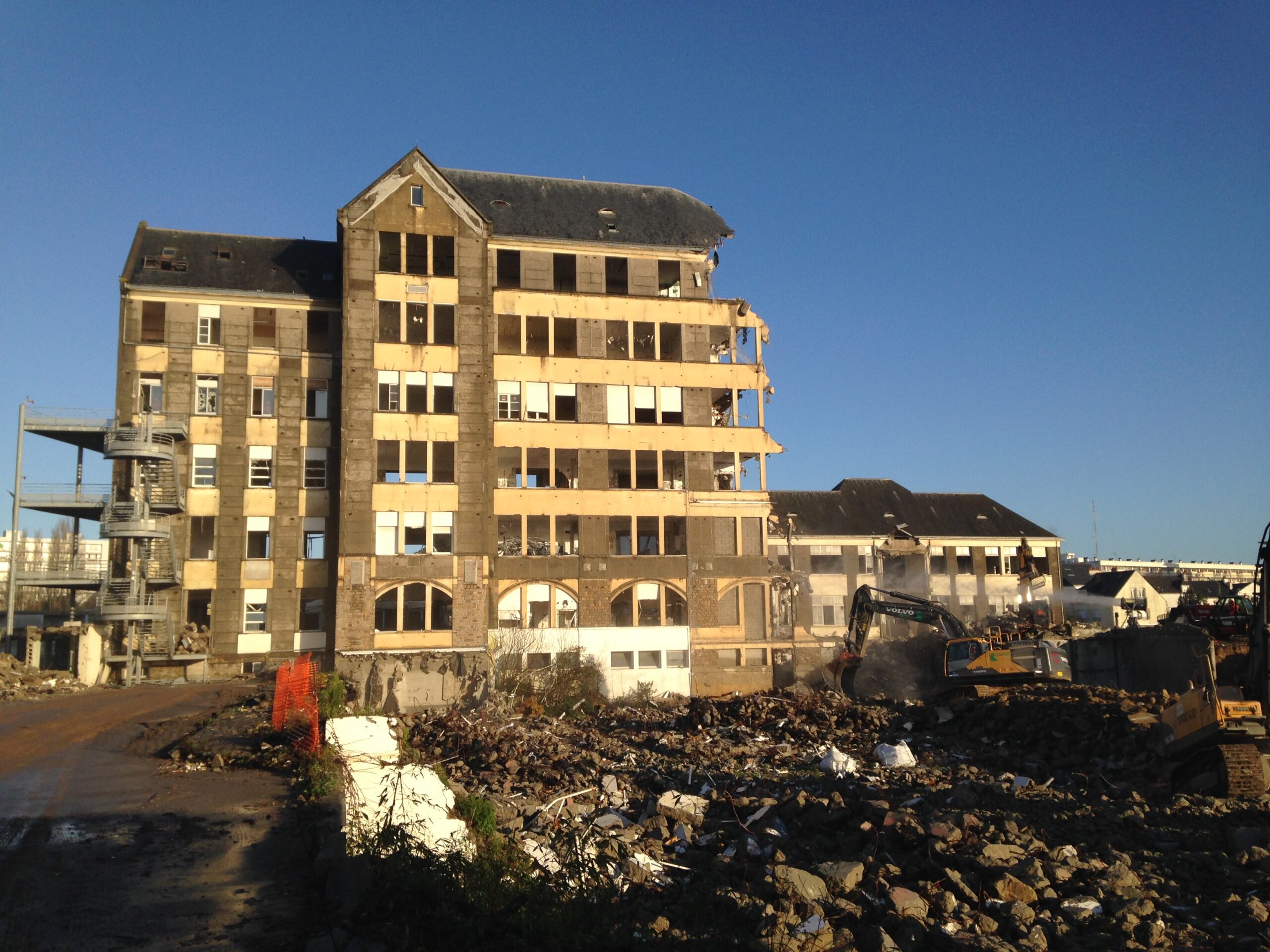 Hôpitaux à déconstruire et dépolluer : l’EPF sollicité